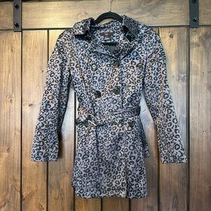 Really great rain coat black and gray shiny leopard print good buttons nice belt